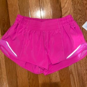 Lululemon hotty hot 2.5” POW PINK shorts